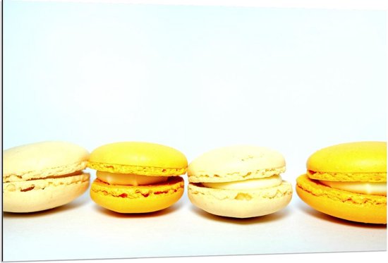 Dibond - Gele Macarons op Lichte Achtergrond - Foto op Aluminium (Wanddecoratie van metaal)