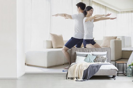 Behang - Fotobehang Een zijaanzicht van twee mensen die met de ruggen