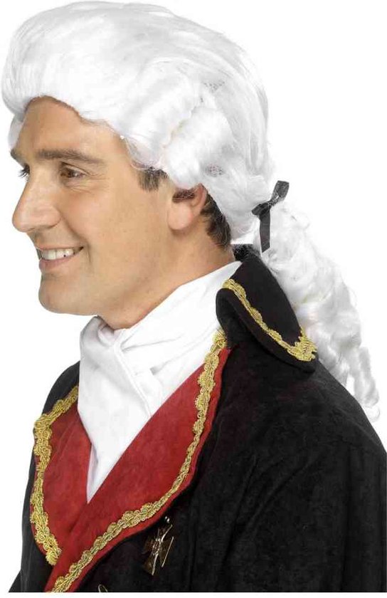 Man met witte barokpruik, zwarte jas met rode voering en gouden binnenzijde kraag.