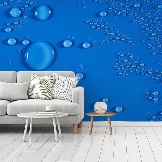Gouttes sur un fond d' fotobehang bleu vif