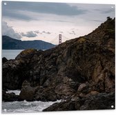 Tuinposter – Zee tegen Rots - 100x100cm Foto op Tuinposter  (wanddecoratie voor buiten en binnen)