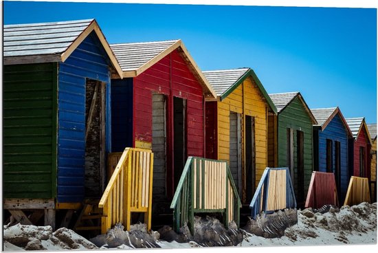 Dibond - Gekleurde Huisjes op Strand - 90x60cm Foto op Aluminium (Wanddecoratie van metaal)