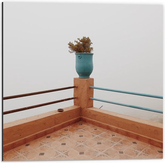 Dibond - Balkon met Blauwe Plantenbak - 50x50cm Foto op Aluminium (Met Ophangsysteem)