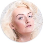 Forex Wandcirkel - Blonde Vrouw met Witte Achtergrond - 100x100cm Foto op Wandcirkel (met ophangsysteem)