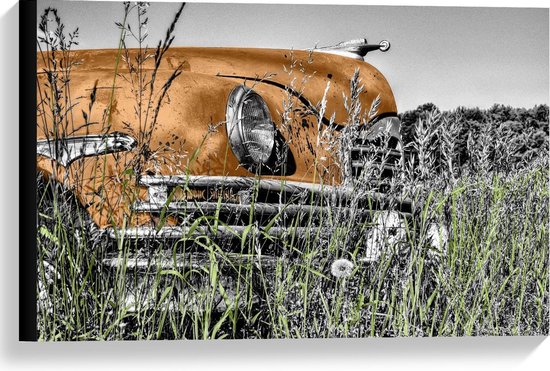 Canvas  - Gele Retro Auto in het Gras - 60x40cm Foto op Canvas Schilderij (Wanddecoratie op Canvas)