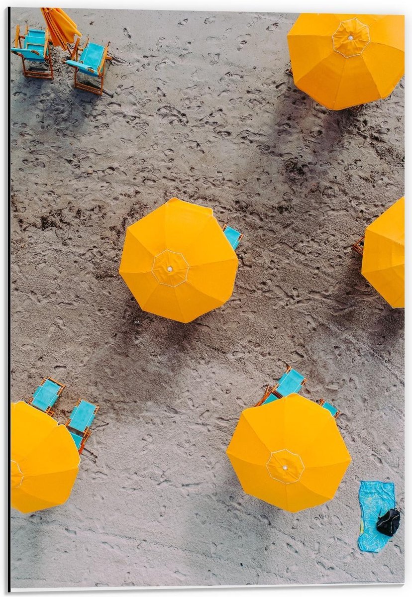 Dibond - Gele Parasols met Ligbedden - 40x60cm Foto op Aluminium (Wanddecoratie van metaal)