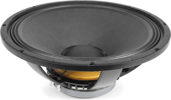 Een 18-inch woofer met zwarte conus, gele spoel en zilveren contactpunten.