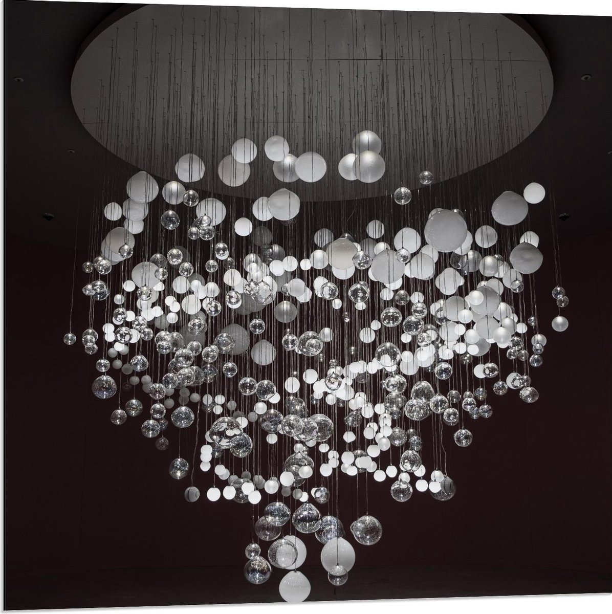Dibond - Mega Kroonluchter (zwart/wit) - 80x80cm Foto op Aluminium (Met Ophangsysteem)