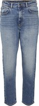 Model in een blauwe, stonewashed jeans met rechte pijpen tot op de enkel.