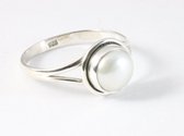 Fijne ronde zilveren ring met parel - maat 18.5
