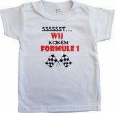 Wit baby t-shirt met "Sssssst... Wij kijken Formule 1" - maat 80 - babyshower, zwanger, cadeautje, kraamcadeau, grappig, geschenk, baby, tekst, bodieke, vaderdag, verjaardag, opa en oma dag