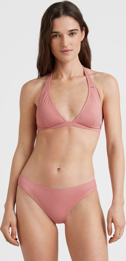 Roze bikini van O'Neill, gedragen door een model, met strikjes aan de nekband en logo op de band.