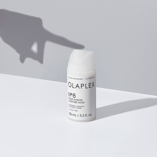 Fles Olaplex No.8 Bond Intense Moisture Mask op een grijze achtergrond met schaduw.