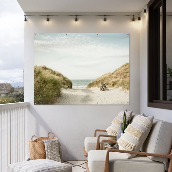 Tuinposter 160x120 cm - Tuindecoratie Strand - Fiets - Wolken - Poster voor in de tuin - Buiten decoratie - Schutting tuinschilderij - Tuindoek muurdecoratie - Wanddecoratie balkondoek