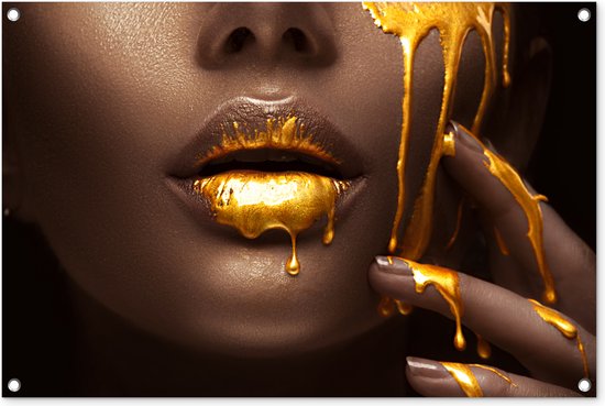 Tuinposter 90x60 cm - Tuindecoratie Goud - Vrouw - Verf - Lippen - Luxe - Poster voor in de tuin - Buiten decoratie - Schutting tuinschilderij - Tuindoek muurdecoratie - Wanddecoratie balkondoek