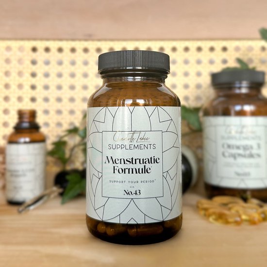 Bruine pot met label 'Menstruatie Formule No.43' van Charlotte Labee Supplements.