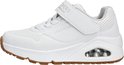 Witte Skechers sneaker met klittenbandsluiting en zichtbare air unit in de zool.