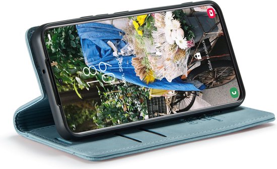 Aqua blauwe telefoonhoes, geopend, met telefoon en 'Casemania' print op de flap.