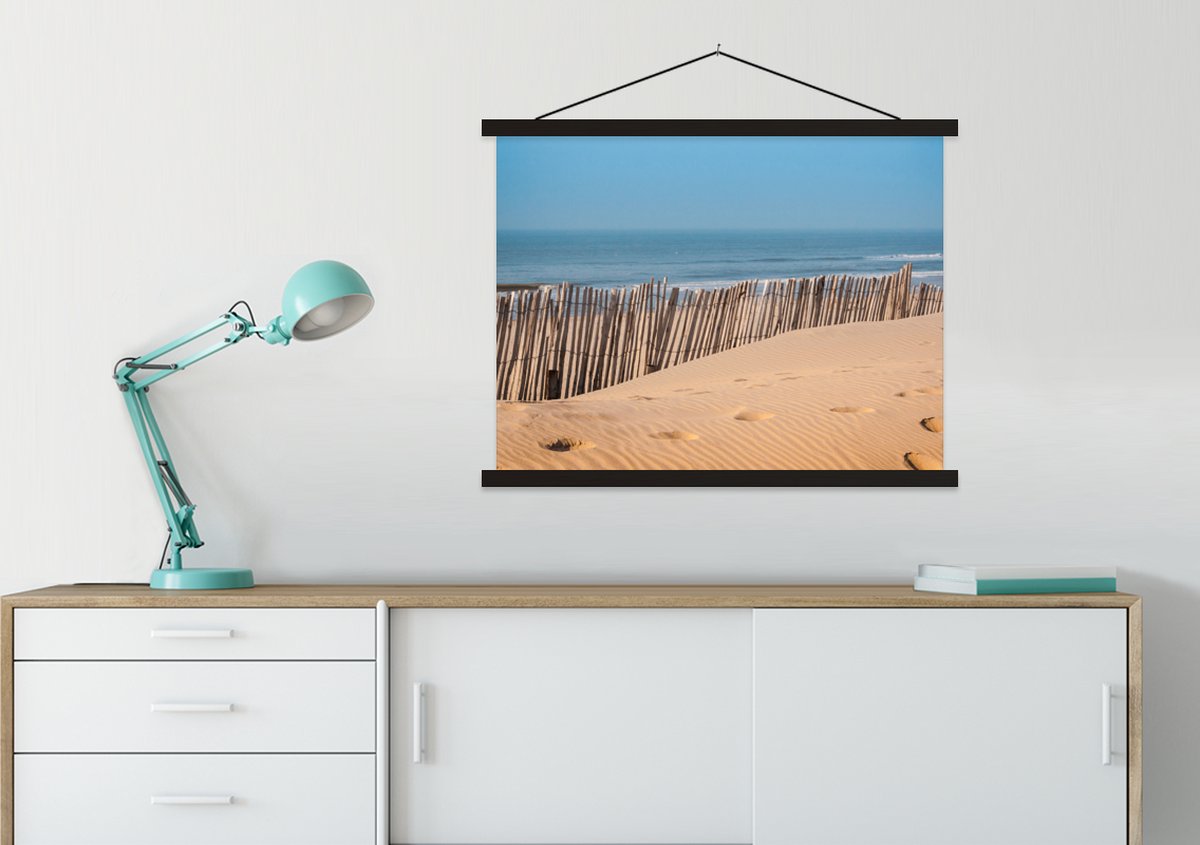 Posterhanger incl. Poster 60x45 cm - Schoolplaat - Strand - Zee - Palen - Textielposter - 