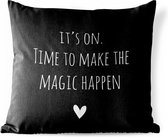 Buitenkussen - Engelse quote "It's on. Time to make the magic happen" tegen een zwarte achtergrond - 45x45 cm - Weerbestendig