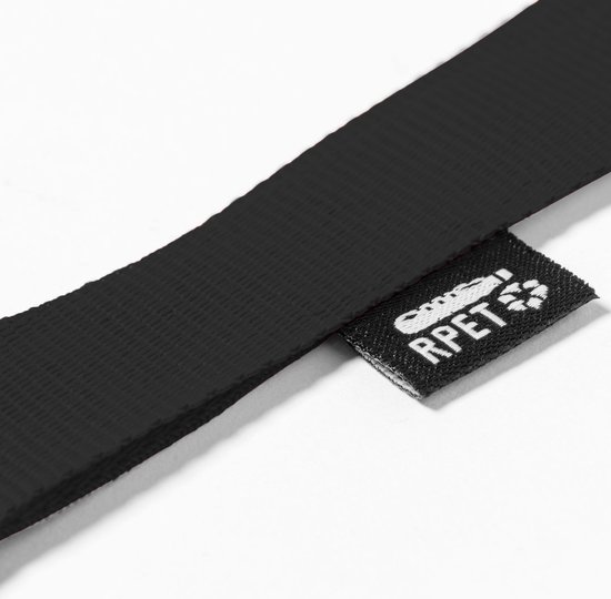 Detail van zwart keycord met label waarop 'RPET' staat.