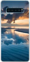 Geschikt voor Samsung Galaxy S10 Lite hoesje - Zonsondergang bij de Nederlandse kust - Siliconen Telefoonhoesje