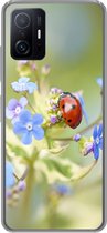 Geschikt voor Xiaomi 11T Pro hoesje - Lieveheersbeestje - Bloem - Lente - Siliconen Telefoonhoesje