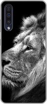 Geschikt voor Samsung Galaxy A50 hoesje - Leeuw tegen zwarte achtergrond in zwart-wit - Siliconen Telefoonhoesje