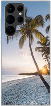 Geschikt voor Samsung Galaxy S22 Ultra hoesje - Strand - Zonsondergang - Palmboom - Siliconen Telefoonhoesje