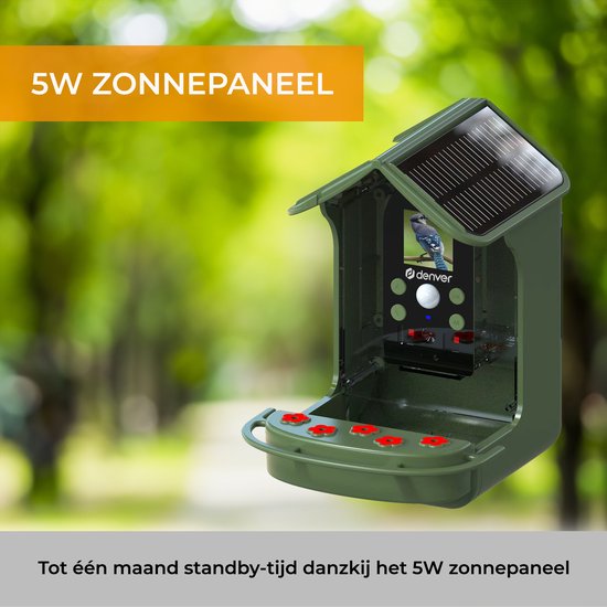Groene vogelvoederhuis met zonnepaneel op het dak, met "5W ZONNEPANEEL" tekst.
