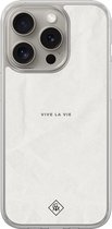 Casimoda® hoesje - Geschikt voor iPhone 15 Pro Max - Vive La Vie - 2-in-1 case - Schokbestendig - Tekst - Verhoogde randen - Grijs, Transparant