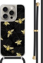 Casimoda® hoesje met zwart koord - Geschikt voor iPhone 15 Pro - Bee Happy - Afneembaar koord - TPU/polycarbonaat - Zwart