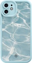 Casimoda® hoesje - Geschikt voor iPhone 12 - Aqua Wave - Effen telefoonhoesje met lensbescherming - TPU - Backcover - Blauw