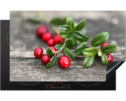KitchenYeah® Inductie beschermer 85x52 cm - Cranberry's aan de tak op houten tafel - Kookplaataccessoires - Afdekplaat voor kookplaat - Inductiebeschermer - Inductiemat - Inductieplaat mat