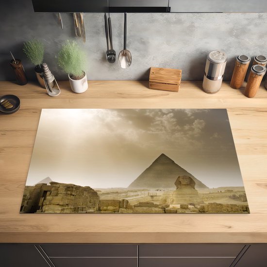KitchenYeah® Inductie beschermer 81.6x52.7 cm - De Sfinx van Gizeh en piramide in een zandstorm - Kookplaataccessoires - Afdekplaat voor kookplaat - Inductiebeschermer - Inductiemat - Inductieplaat mat