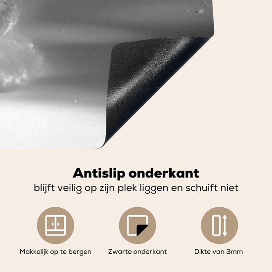 KitchenYeah® Inductie beschermer 76x51.5 cm - Tijger - Jacht - Sneeuw - Zwart - Wit - Kookplaataccessoires - Afdekplaat voor kookplaat - Inductiebeschermer - Inductiemat - Inductieplaat mat