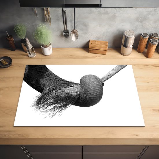 KitchenYeah® Inductie beschermer 76x51.5 cm - Close-up van de slurf een jonge olifant die zijn moeders staart vasthoudt - zwart wit - Kookplaataccessoires - Afdekplaat voor kookplaat - Inductiebeschermer - Inductiemat - Inductieplaat mat