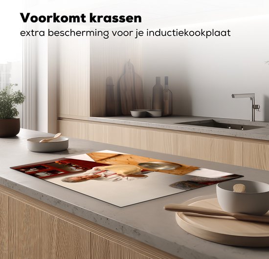 KitchenYeah® Inductie beschermer 81.6x52.7 cm - Oudere Italiaanse vrouw maakt pizza - Kookplaataccessoires - Afdekplaat voor kookplaat - Inductiebeschermer - Inductiemat - Inductieplaat mat