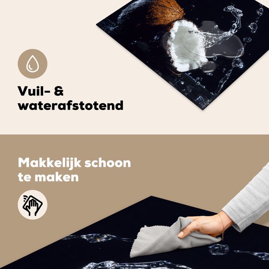 Een inductiebeschermer met een kokosnoot en waterplassen, met tekst over 'vuil- & waterafstotend' en 'makkelijk schoon te maken'.