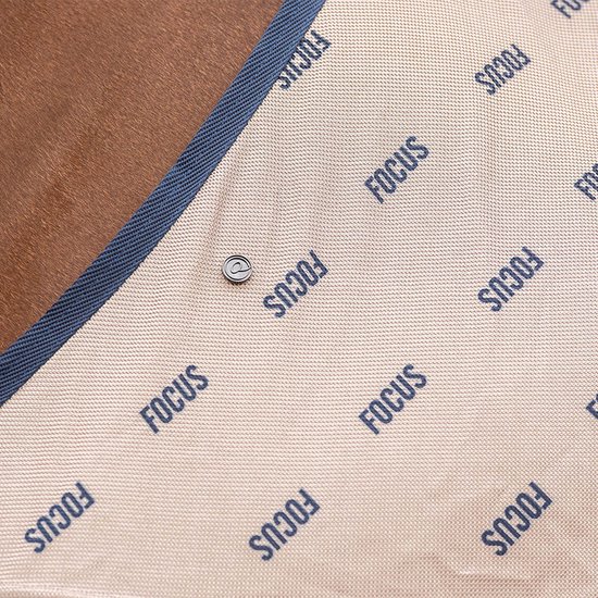 Beige vliegendeken met navy rand en 'FOCUS' logo. Close-up van de stof en sluiting.