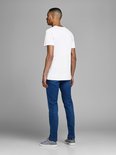 Wit T-shirt met korte mouwen, achterkant van een mannelijk model met blauwe jeans.