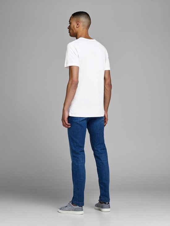 Wit T-shirt met korte mouwen, achterkant van een mannelijk model met blauwe jeans.