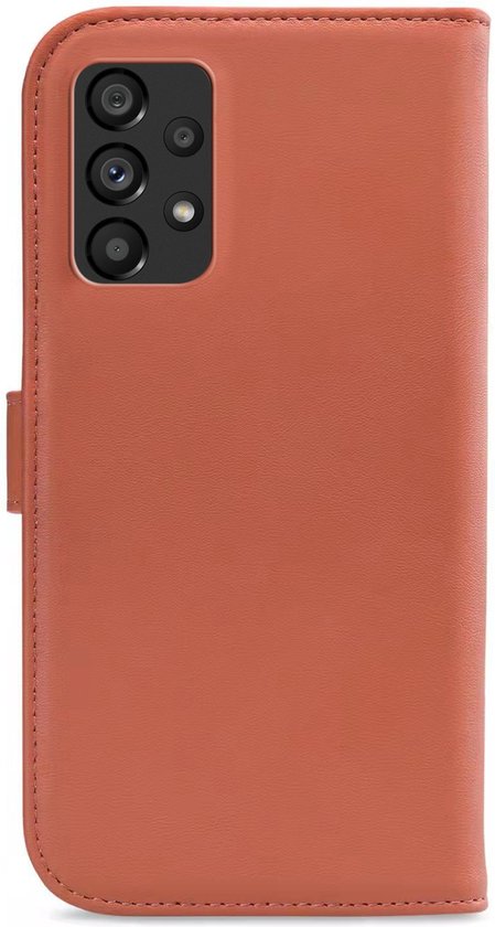 Étui de téléphone en cuir marron avec découpe pour appareil photo.