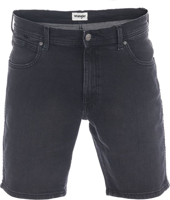 Voorkant van een donkergrijze korte jeansbroek met witte Wrangler label.