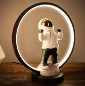 BRUBAKER Astronaut met hoodie en goud verchroomde helm in winnaar pose - 33 cm tafellamp met LED-ring - ruimte bedlampje met indirecte verlichting en USB-C stekker - handbeschilderde lamp
