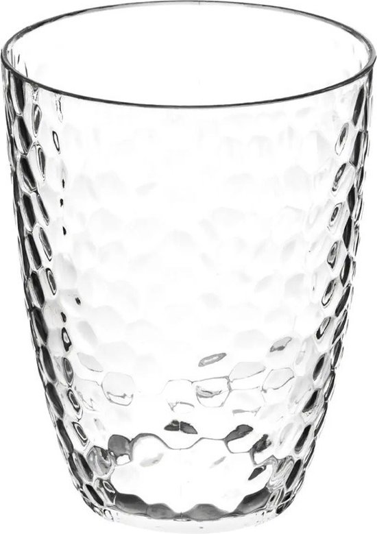 Leeg glazen drinkglas met een textuur van honingraatpatronen.