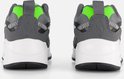 Achterkant van twee grijze sneakers met limegroene kraag en witte zolen.