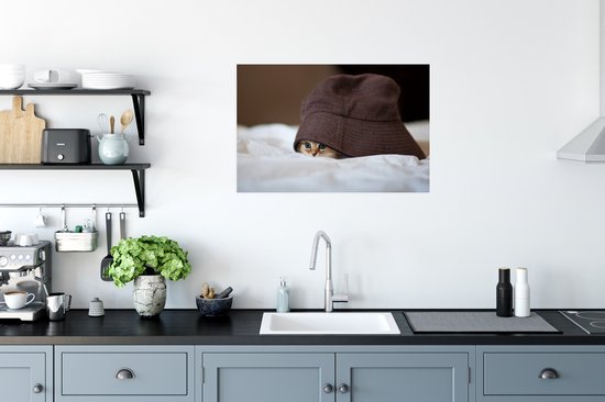 Chat caché sous chapeau 60x40 cm