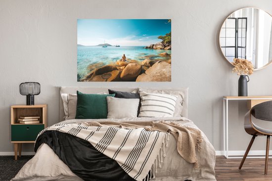 Rotsen aan de kust van een tropisch strand 120x80 cm / Zee en Strand - Foto print op Poster (wanddecoratie woonkamer / slaapkamer)