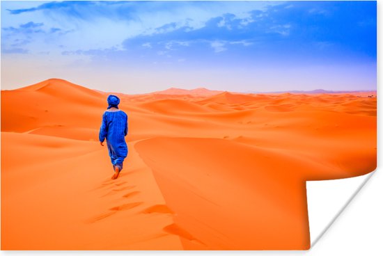 Poster Een Berber loopt in de woestijn - 120x80 cm